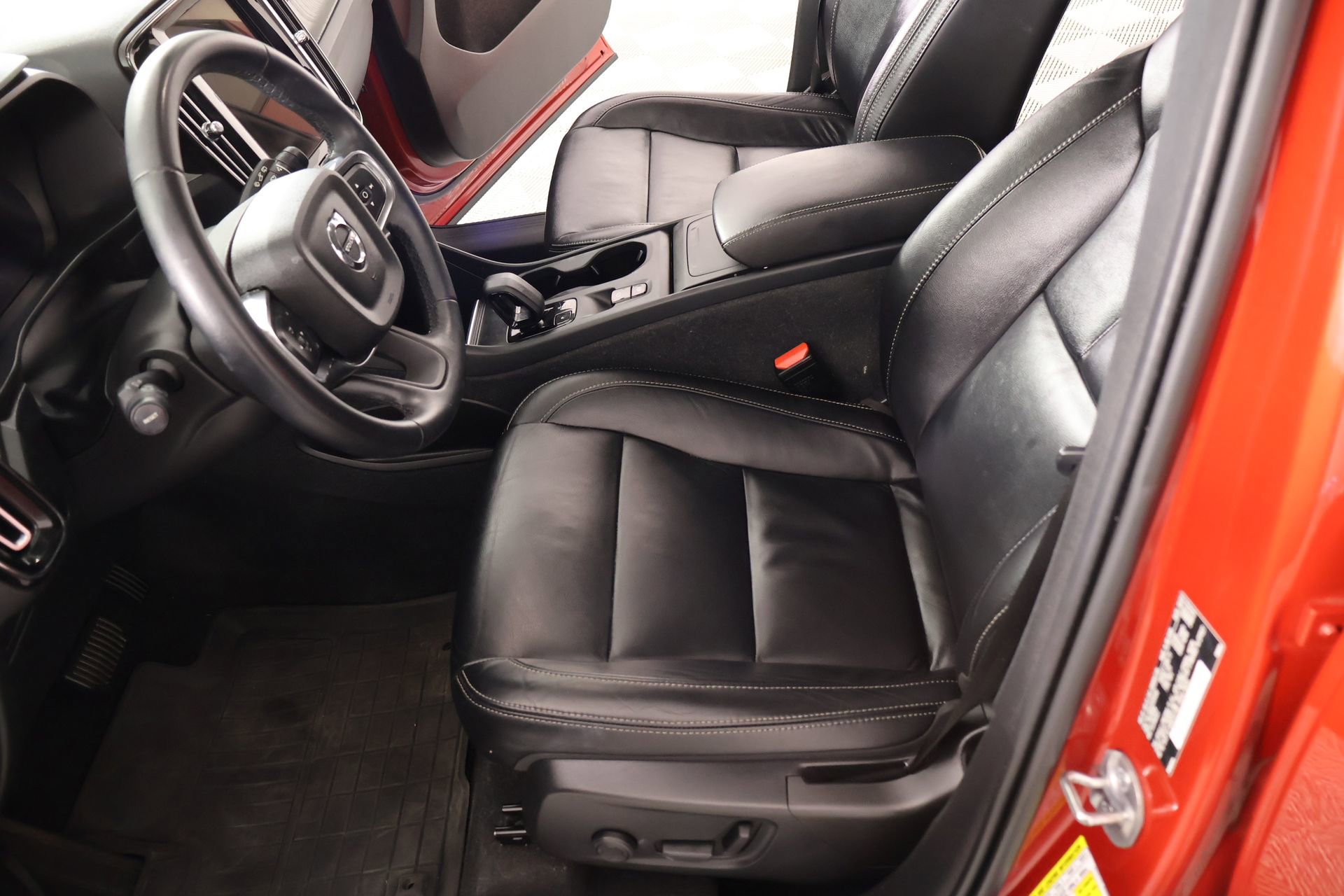 Used 2023 Volvo XC40 B5 Core image 11