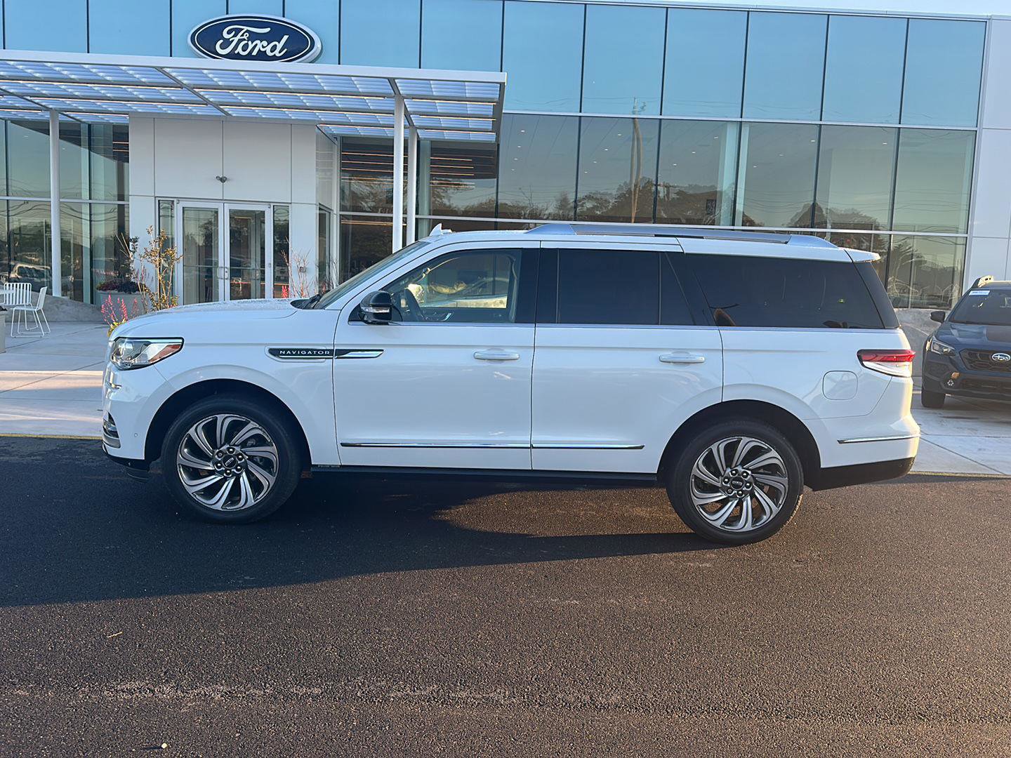 Used 2024 Lincoln Navigator Premiere AWD/4WD image 8