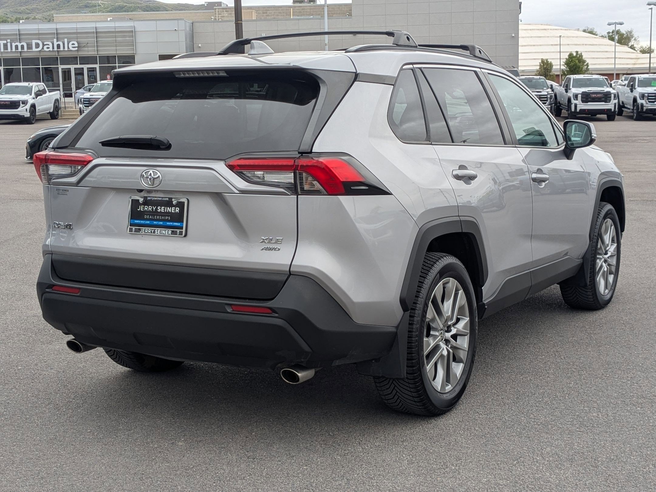 Used 2023 Toyota RAV4 XLE Premium image 5