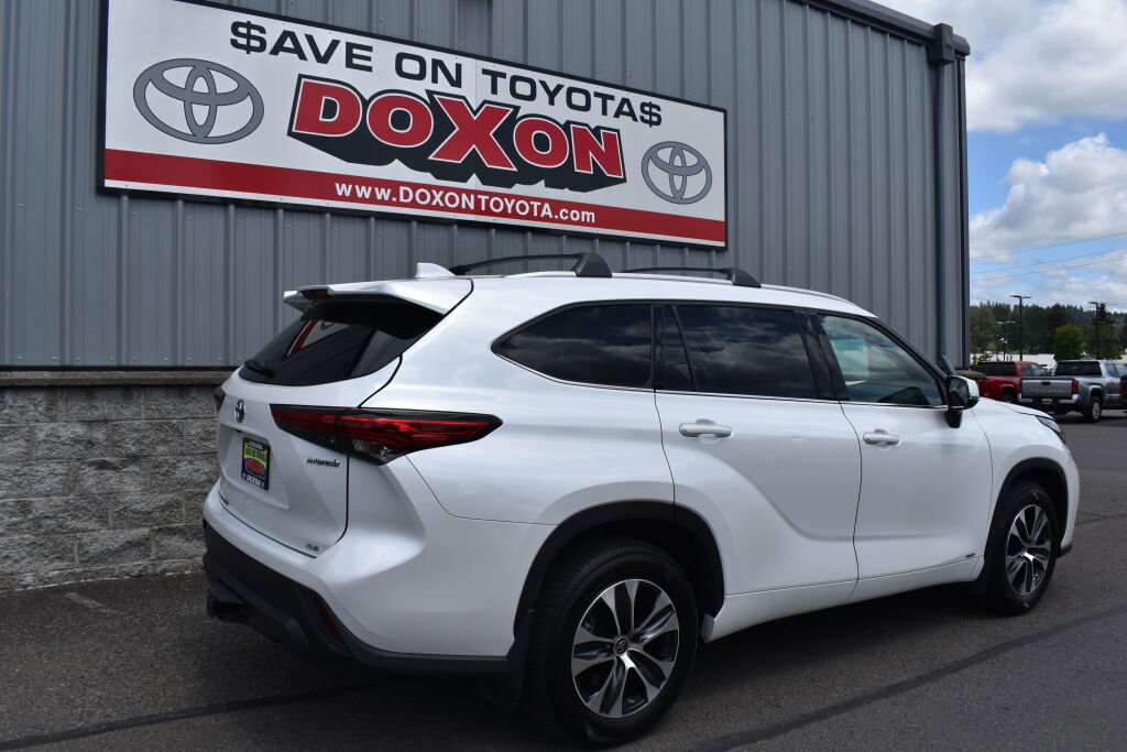 Used 2022 Toyota Highlander XLE AWD/4WD image 5