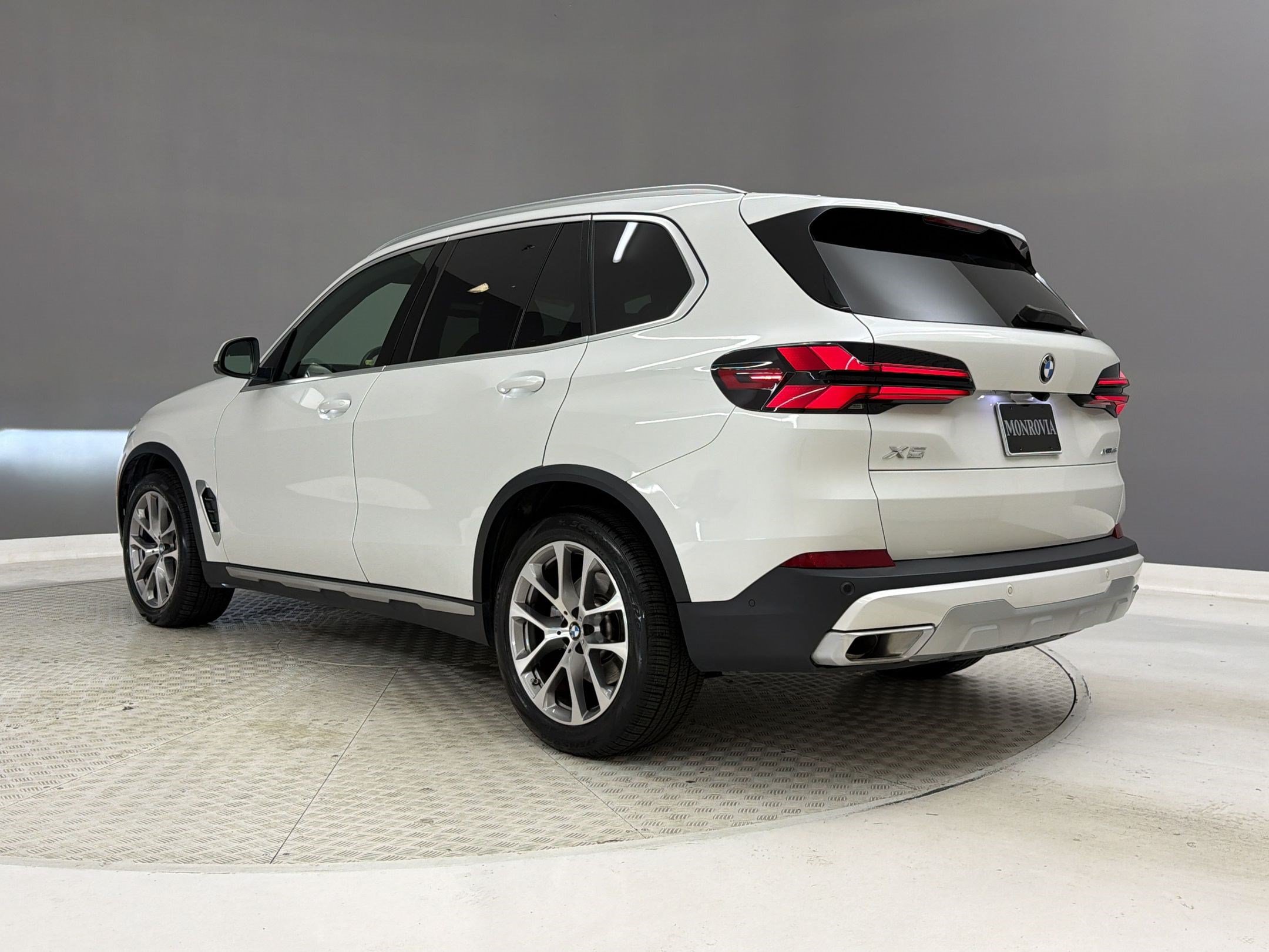 Certified 2024 BMW X5 xDrive40i w/ Premium Package AWD/4WD image 3
