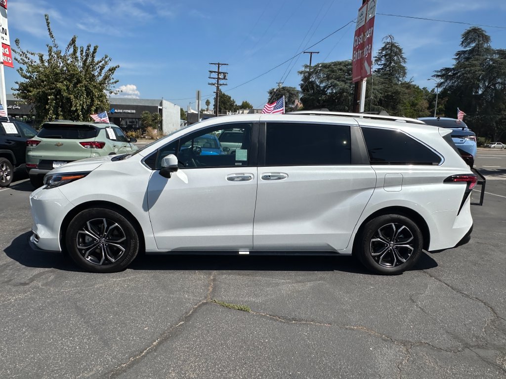 Used 2025 Toyota Sienna Platinum AWD/4WD image 3