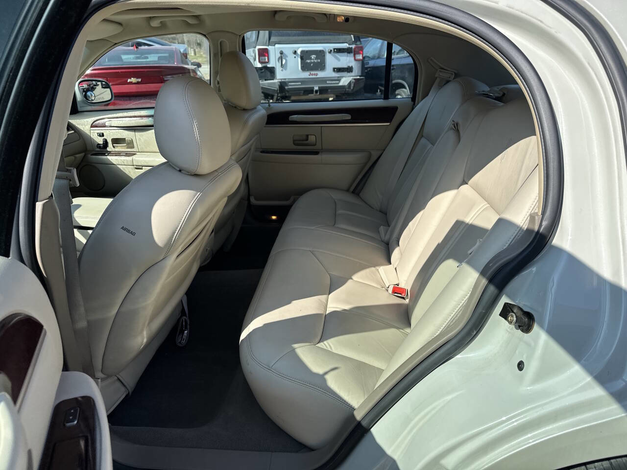 Used 2004 Lincoln Town Car Ultimate image 20