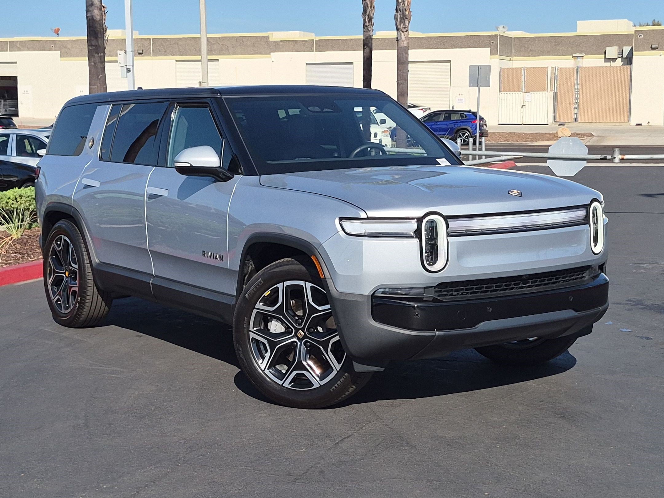 Used 2025 Rivian R1S Adventure Dual AWD/4WD image 2