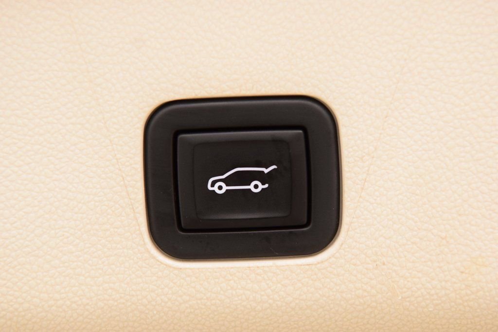 Used 2023 Cadillac Escalade ESV Premium Luxury Platinum w/ Heavy-Duty Trailer Package image 27