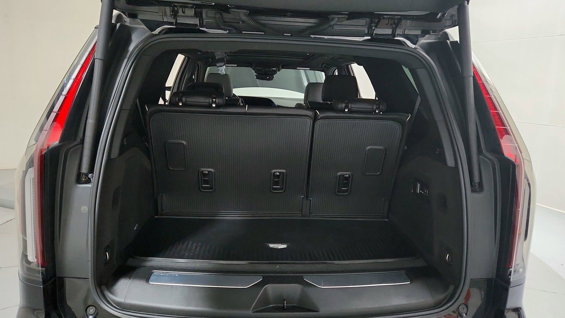 Certified 2024 Cadillac Escalade Premium Luxury AWD/4WD image 29