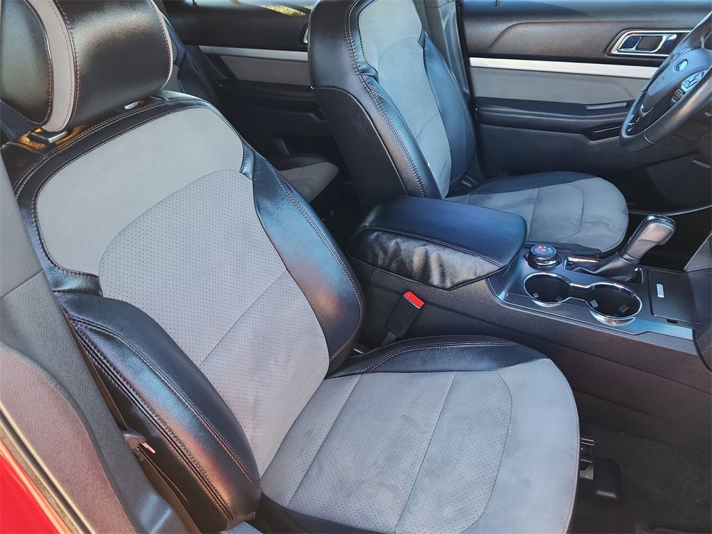 Used 2017 Ford Explorer XLT w/ Equipment Group 202A image 17