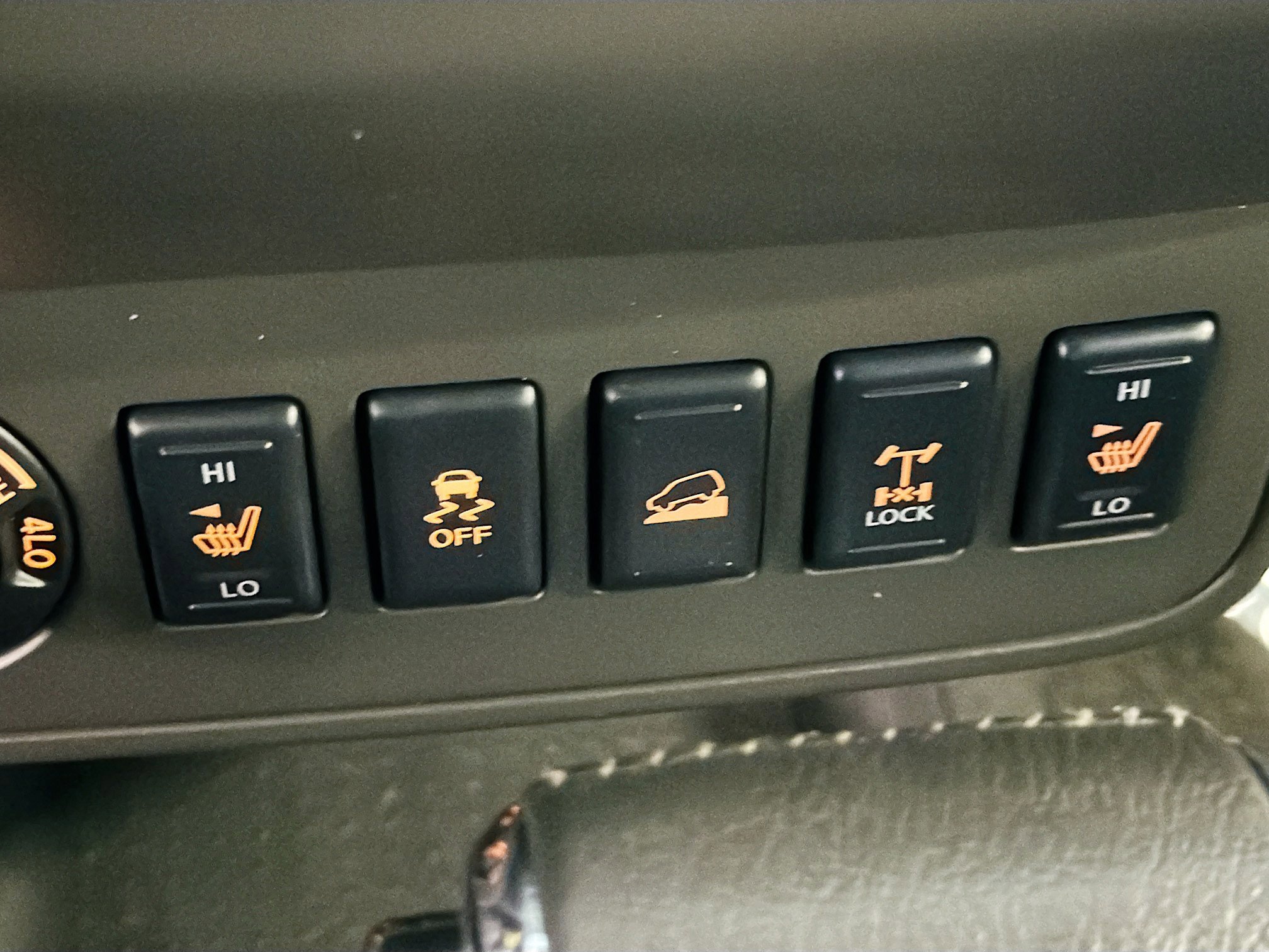 Used 2014 Nissan Xterra PRO-4X w/ Pro-4x Leather Package AWD/4WD image 25