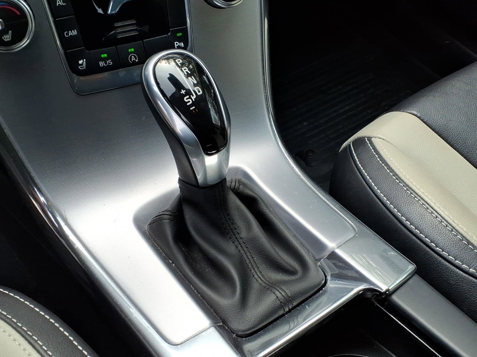 Used 2017 Volvo XC60 T6 Dynamic w/ Preferred Option Package image 16