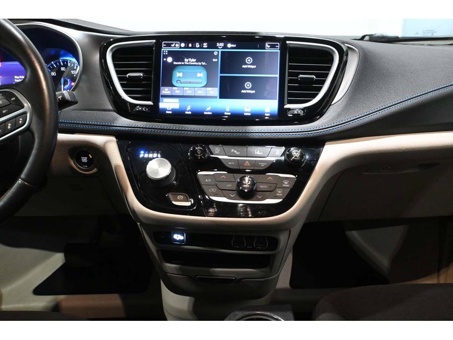 Used 2021 Chrysler Pacifica Touring w/ Cold Weather Group FWD image 21