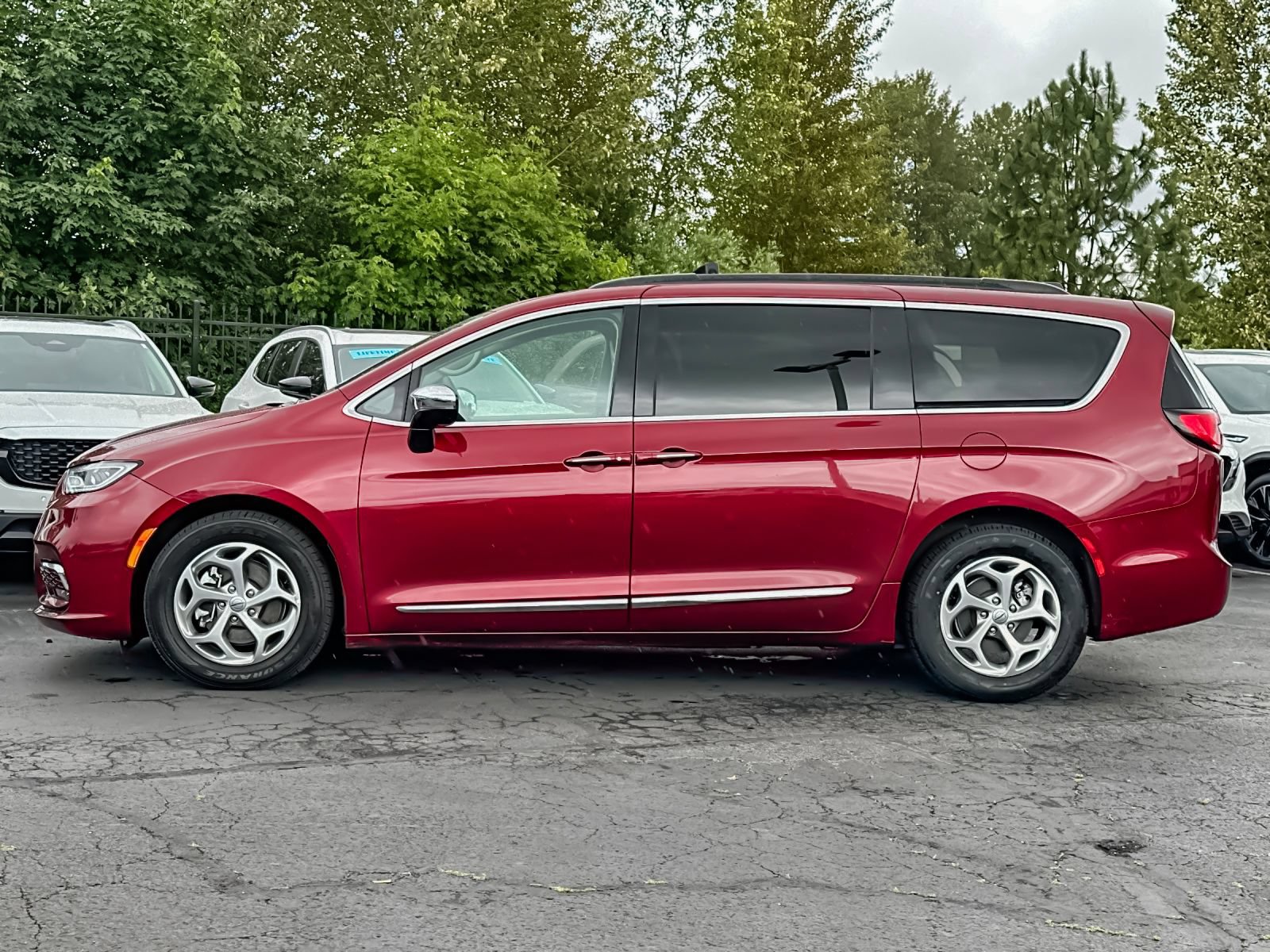 Used 2023 Chrysler Pacifica Limited FWD image 8