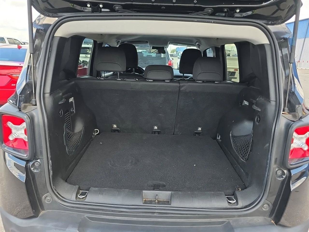 Used 2017 Jeep Renegade Altitude FWD image 22