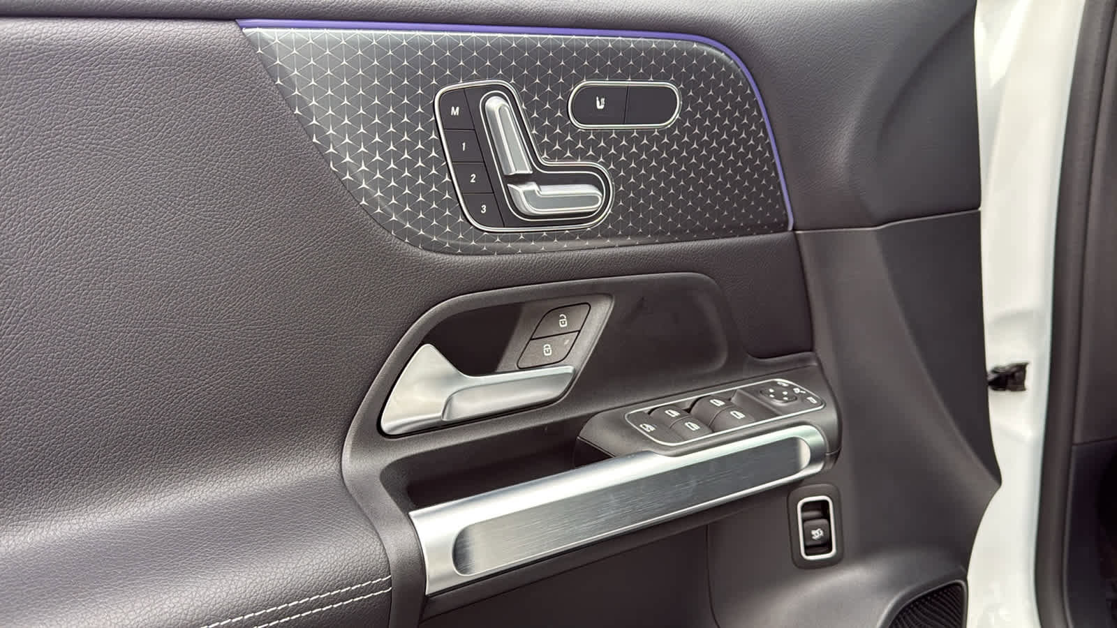 Used 2025 Mercedes-Benz GLB 250 4MATIC image 15