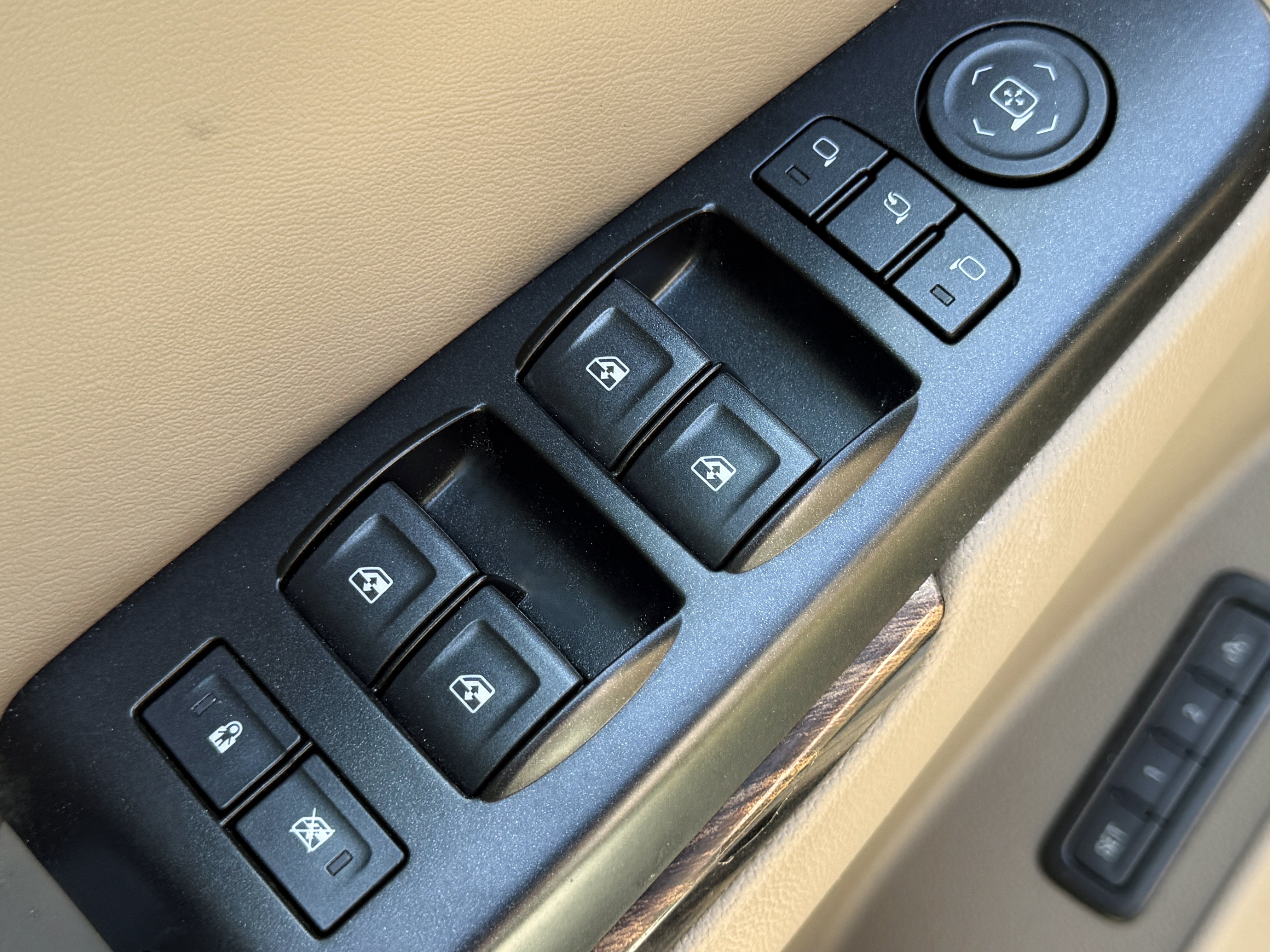 Used 2018 GMC Yukon SLT w/ Premium Edition RWD image 6