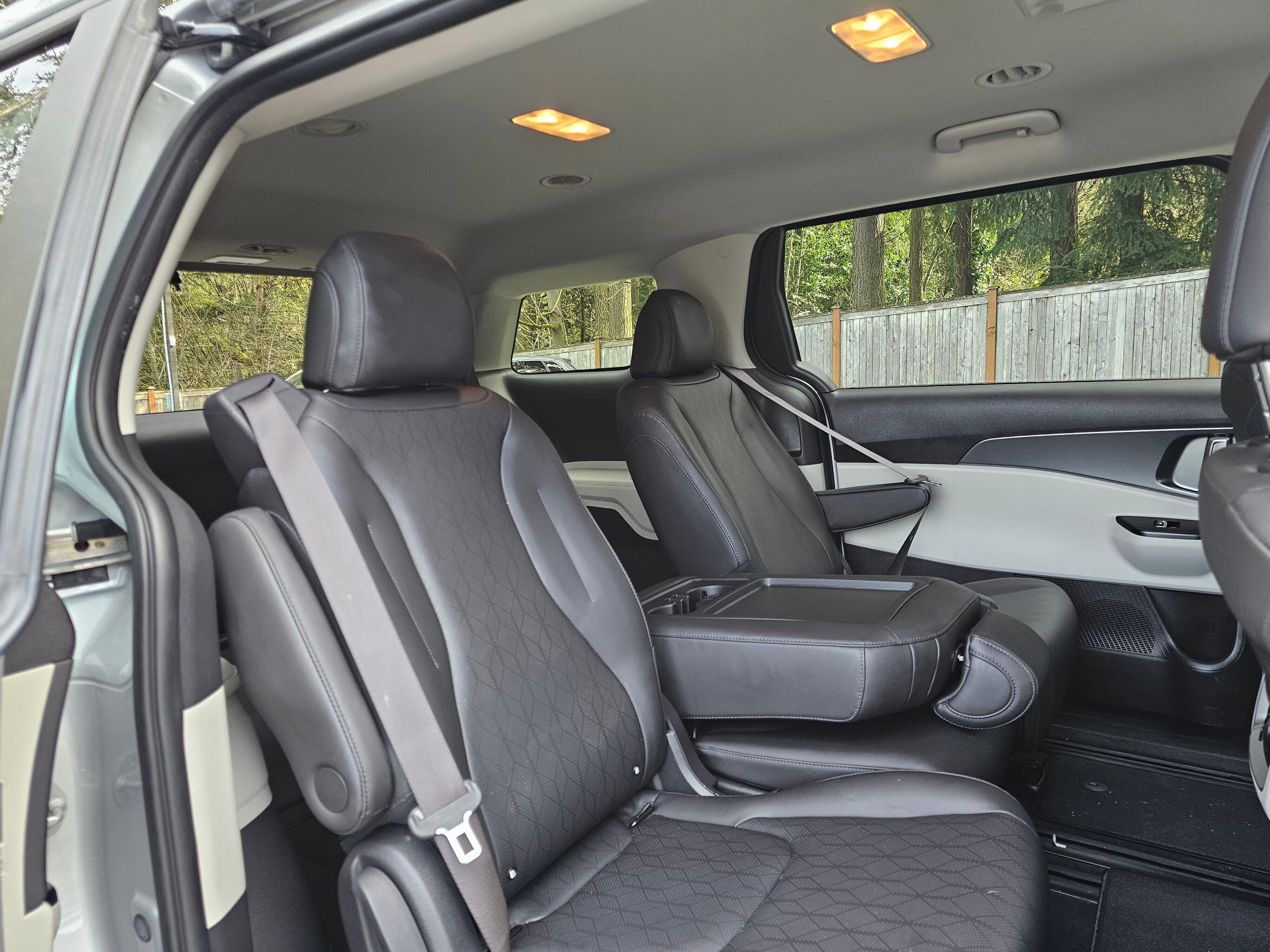 Used 2022 Kia Carnival LX FWD image 12