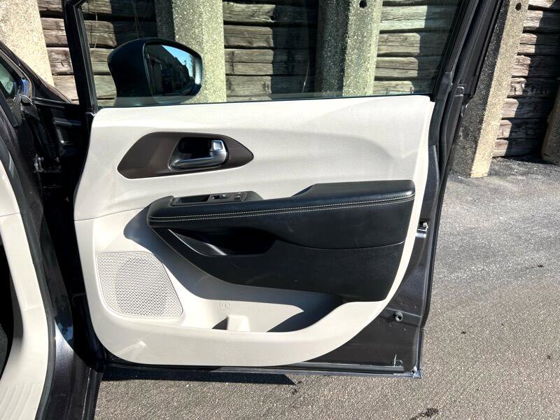 Used 2020 Chrysler Voyager L image 23