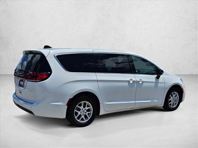 Used 2025 Chrysler Pacifica Select FWD image 5