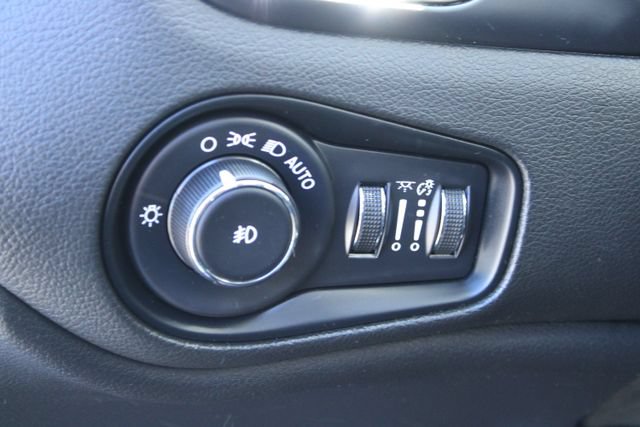 Used 2023 Jeep Renegade Altitude w/ Sun/Sound Group AWD/4WD image 12