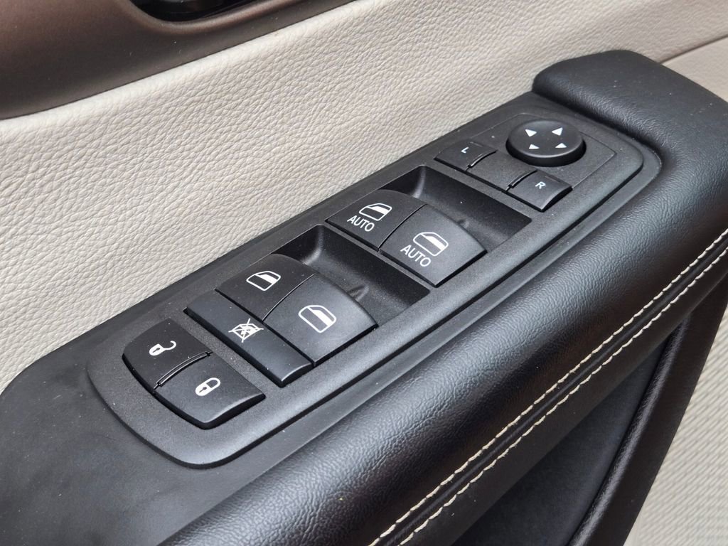 Used 2022 Chrysler Voyager LX image 34