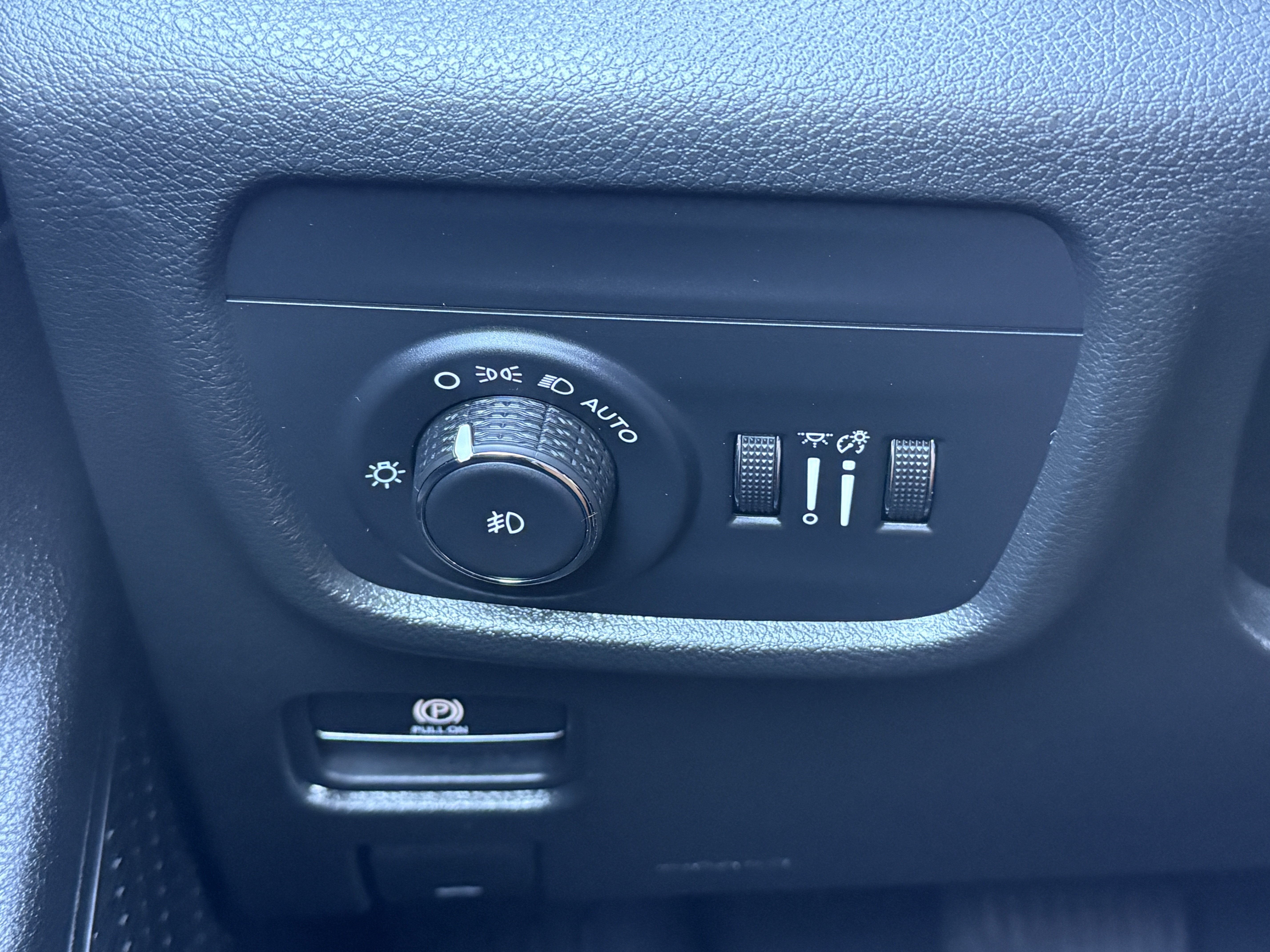 Used 2025 Jeep Grand Cherokee Limited RWD image 23