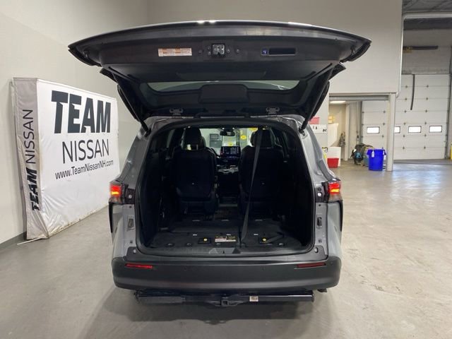 Used 2022 Toyota Sienna XLE Woodland Edition image 6