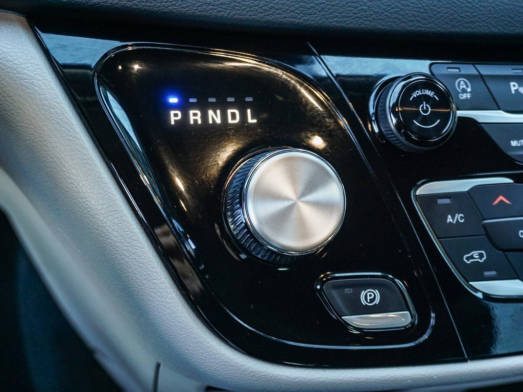 Used 2024 Chrysler Pacifica Touring-L image 23