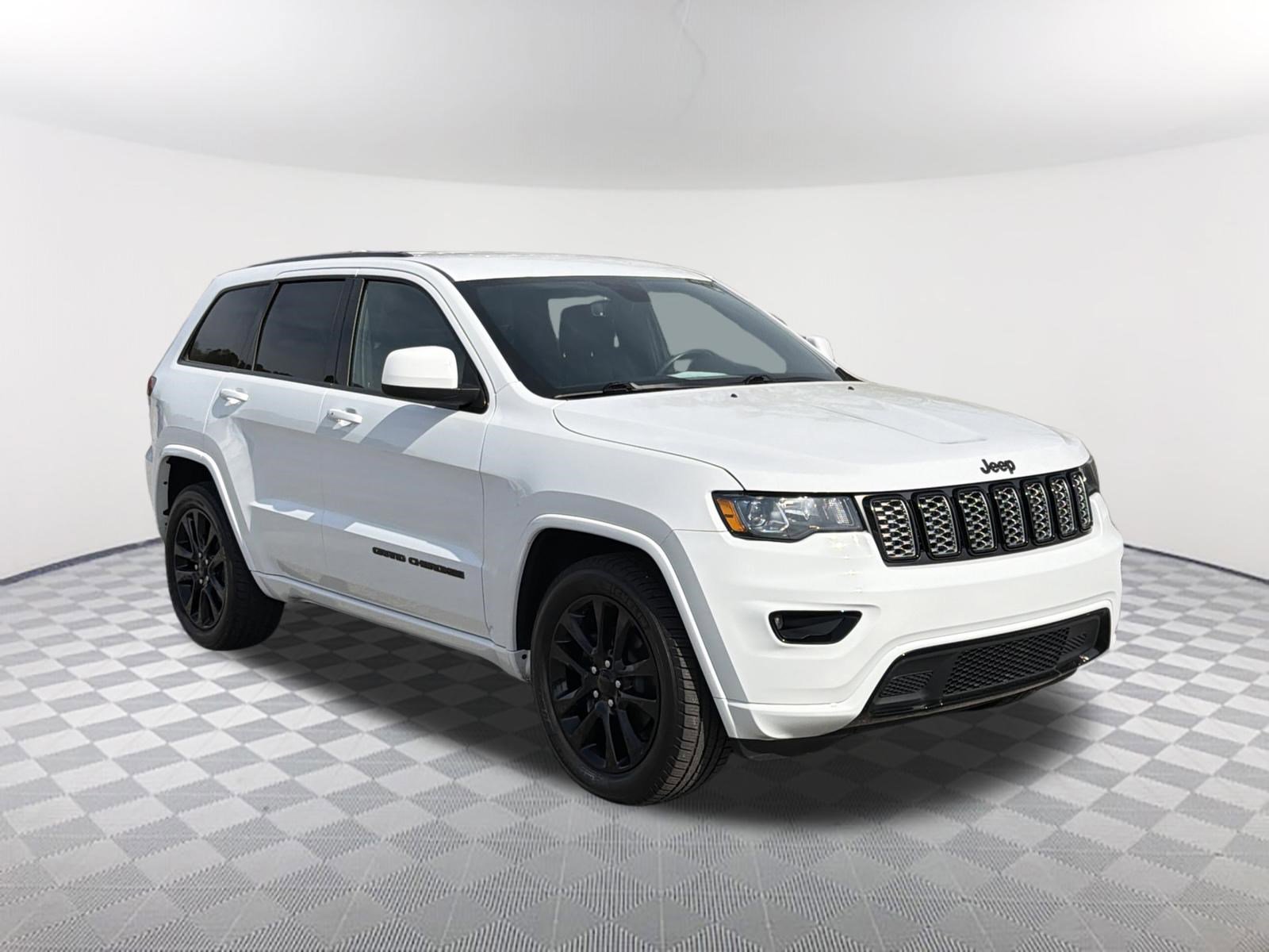 Used 2019 Jeep Grand Cherokee Altitude RWD image 3