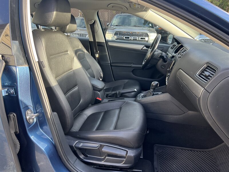 Used 2017 Volkswagen Jetta SE FWD image 13