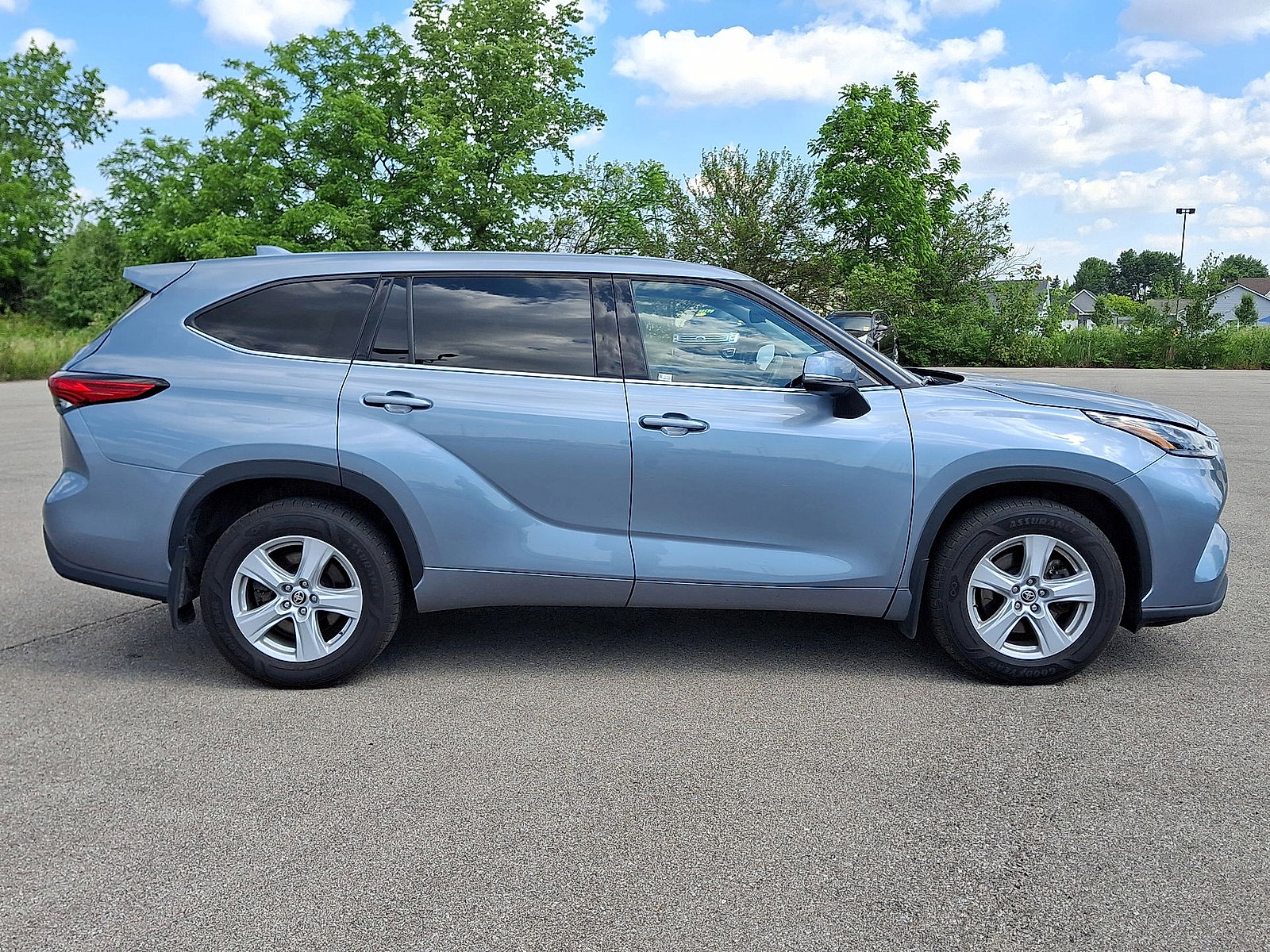 Used 2021 Toyota Highlander LE AWD/4WD image 25