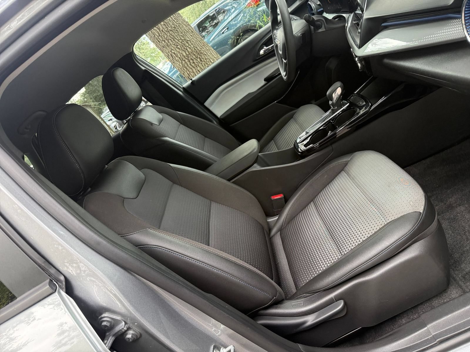 Used 2025 Chevrolet Trax LT FWD image 22