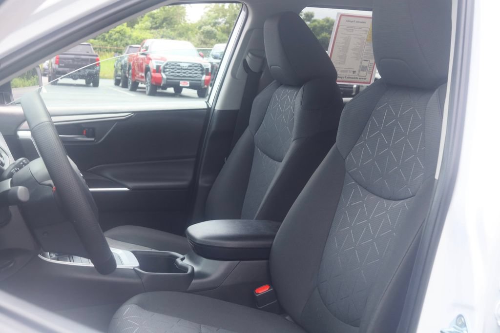 Used 2025 Toyota RAV4 XLE AWD/4WD image 17
