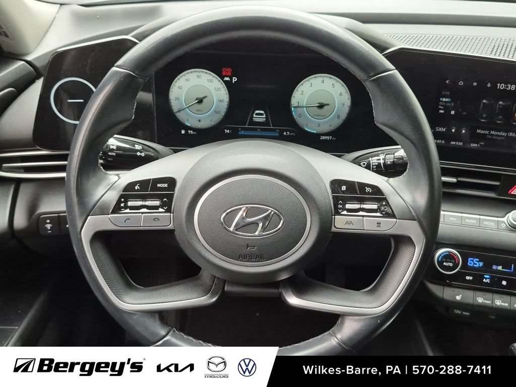 Used 2022 Hyundai Elantra Limited FWD image 15