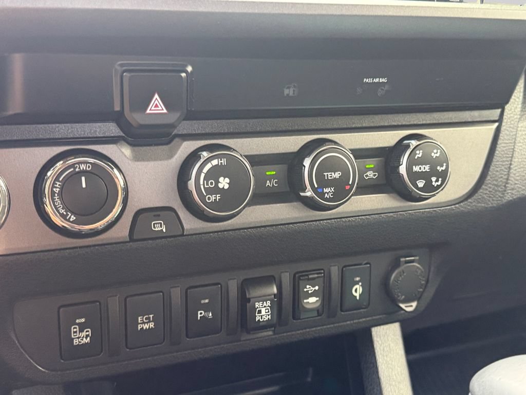 Used 2019 Toyota Tacoma TRD Off-Road w/ Technology Package AWD/4WD image 17