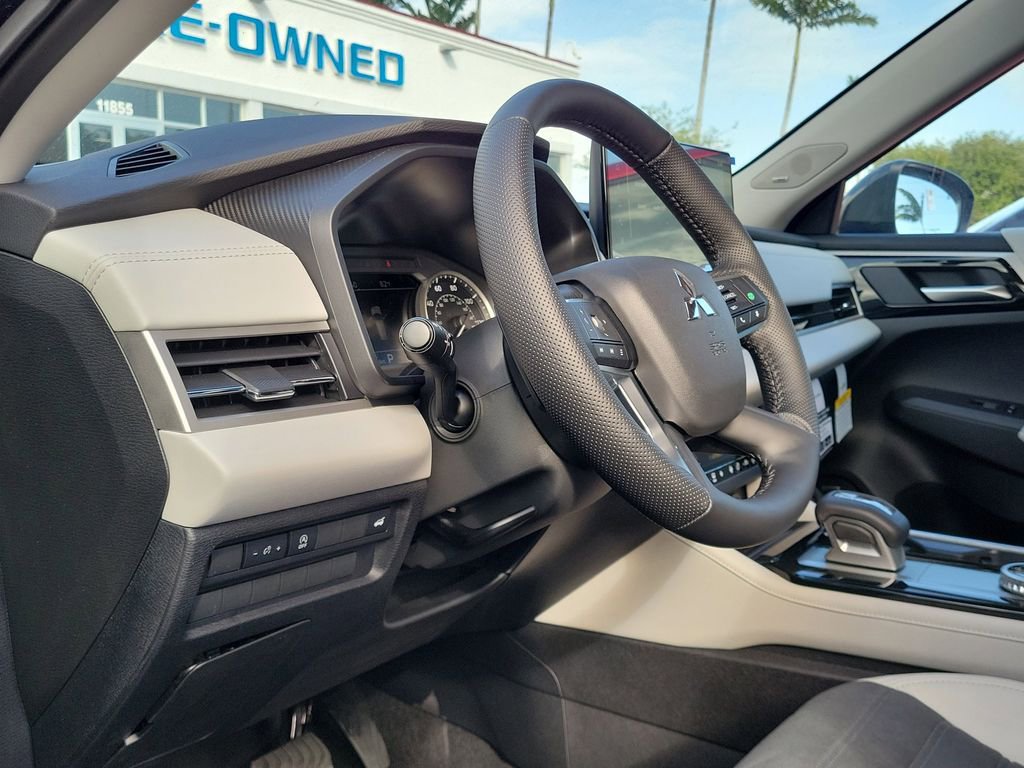 New 2026 Mitsubishi Outlander SE image 7