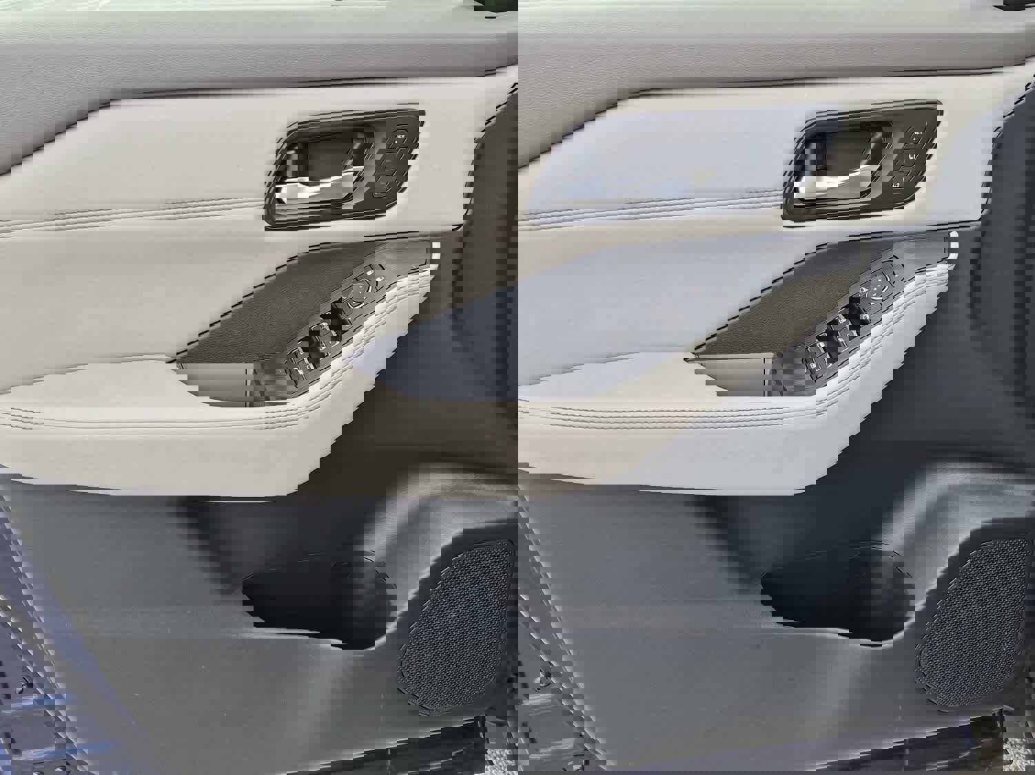 Used 2024 Nissan Rogue SL w/ SL Premium Package image 9