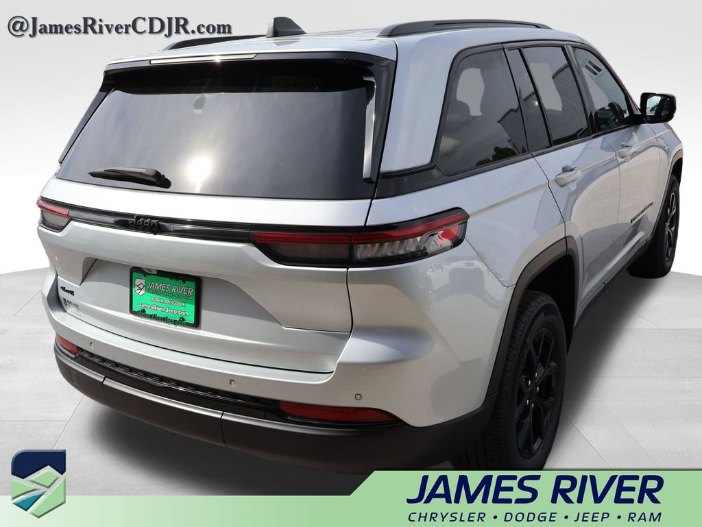 Used 2025 Jeep Grand Cherokee Altitude AWD/4WD image 5