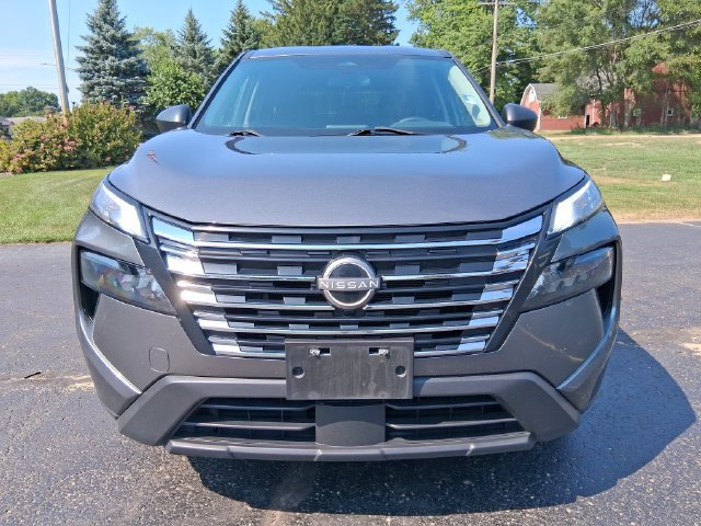Used 2024 Nissan Rogue S AWD/4WD image 2