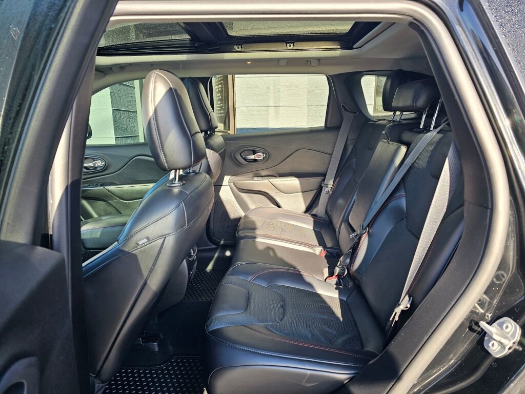 Used 2019 Jeep Cherokee Trailhawk image 16