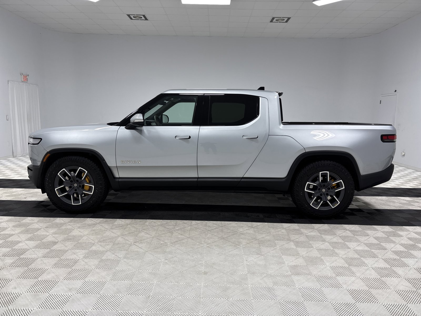 Used 2023 Rivian R1T Adventure image 2