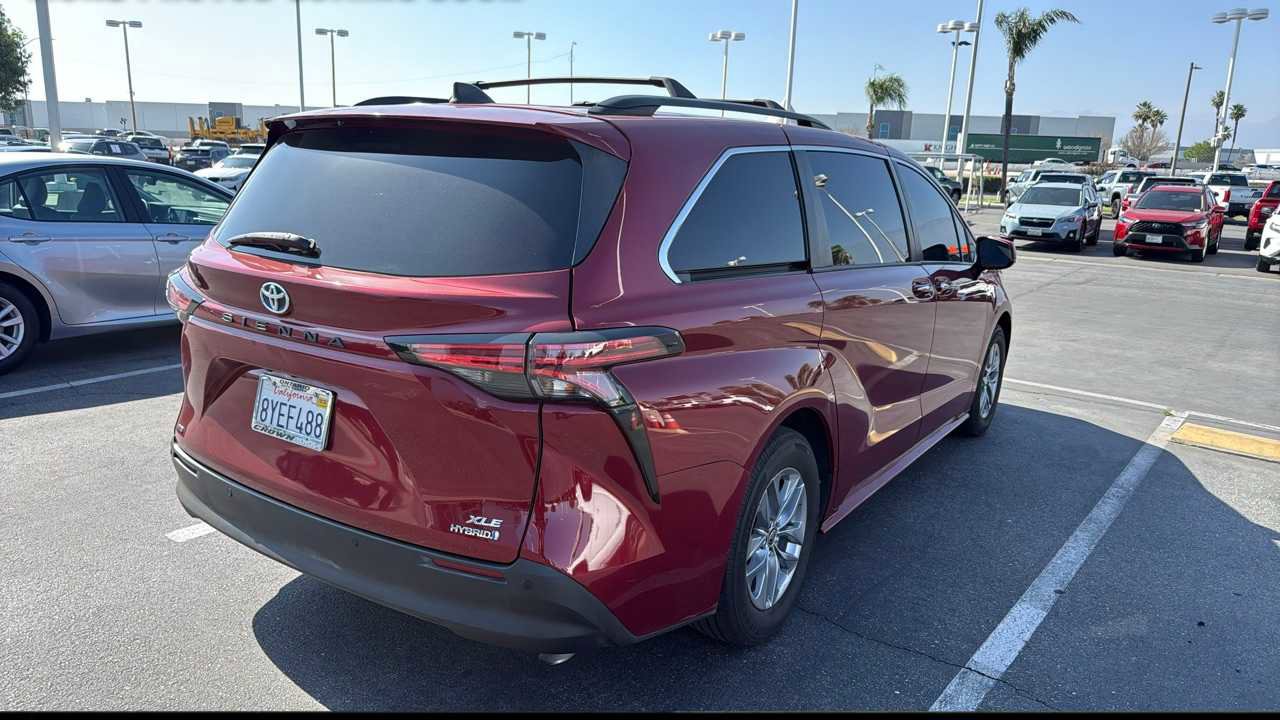 Used 2021 Toyota Sienna XLE w/ XLE Plus Package image 2