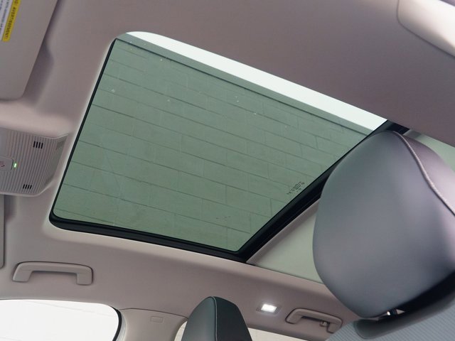 Used 2025 Volkswagen Tiguan SE w/ Panoramic Sunroof Package image 30