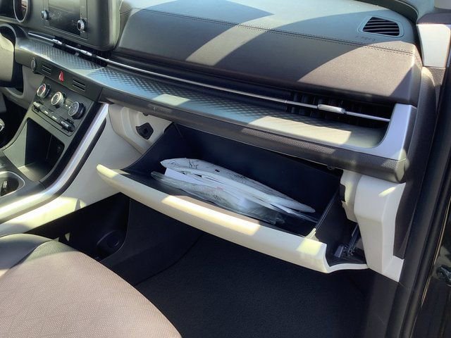 Used 2022 Kia Carnival LX image 40