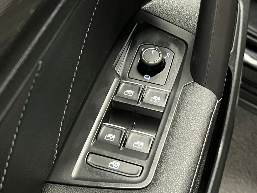 Used 2022 Volkswagen Tiguan SE w/ Panoramic Sunroof Package image 17