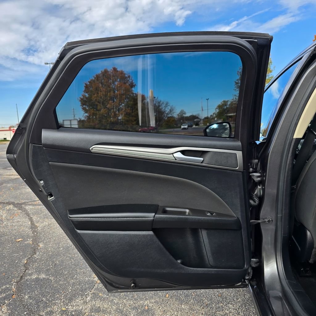Used 2020 Ford Fusion SE FWD image 21