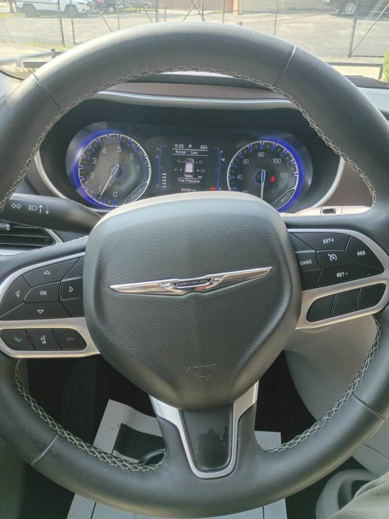 Used 2022 Chrysler Voyager LX FWD image 9