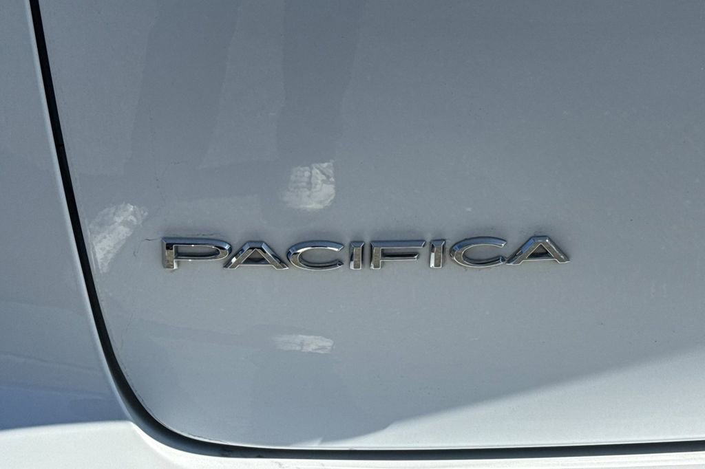 Used 2024 Chrysler Pacifica Touring-L image 13