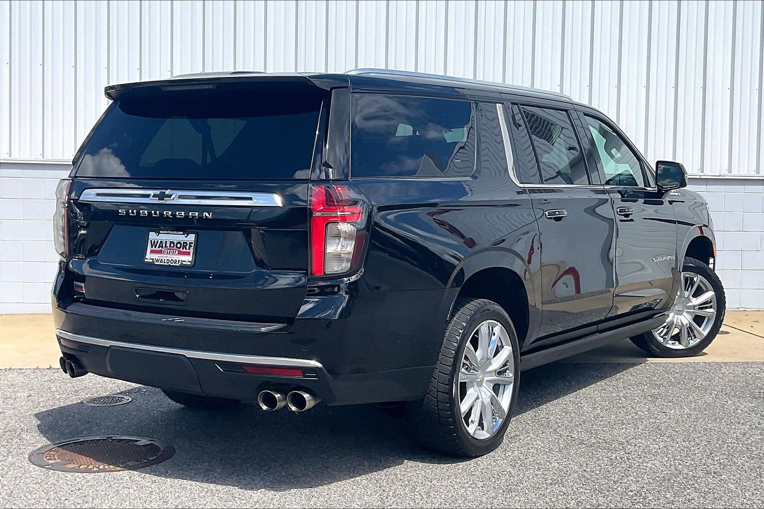 Used 2021 Chevrolet Suburban High Country w/ Premium Package AWD/4WD image 17