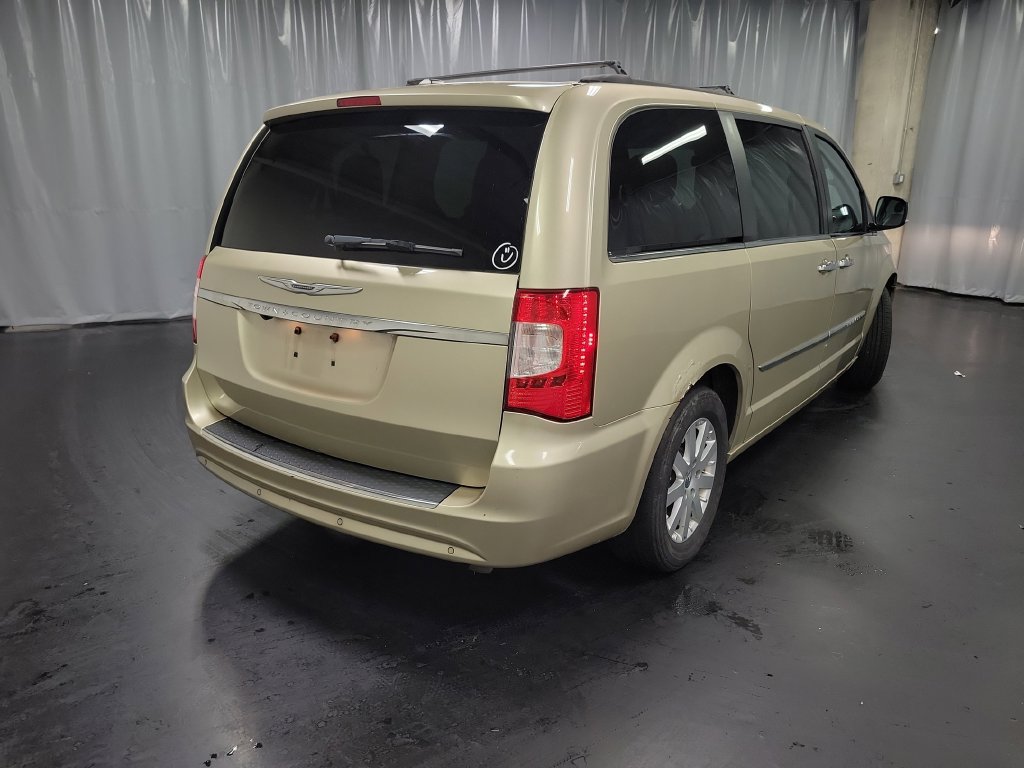 Used 2012 Chrysler Town & Country Touring-L w/ Driver Convenience Group FWD image 9