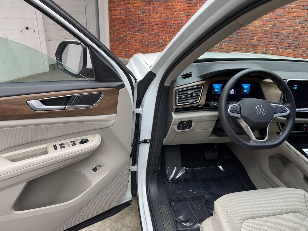 Used 2024 Volkswagen Atlas SE w/ Panoramic Sunroof Package image 9