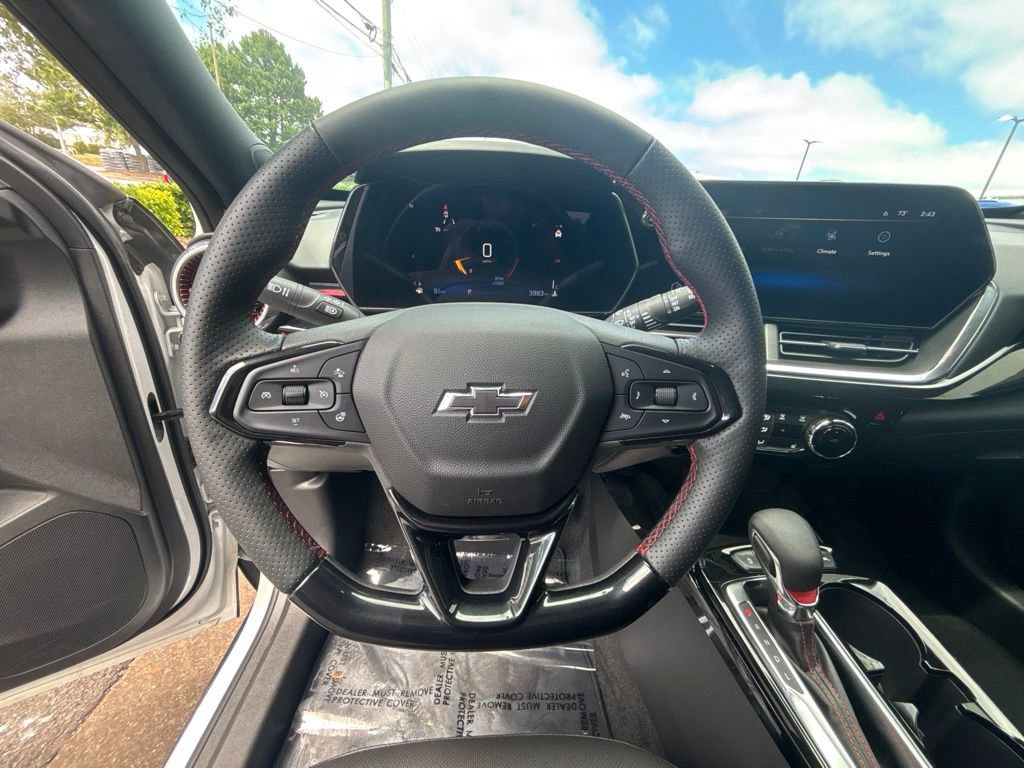 Used 2025 Chevrolet Trax RS FWD image 15